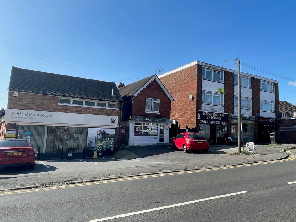 Lot: 20 - FREEHOLD INVESTMENT IN NEIGHBOURHOOD PARADE - Wider view of Neighbourhood shops